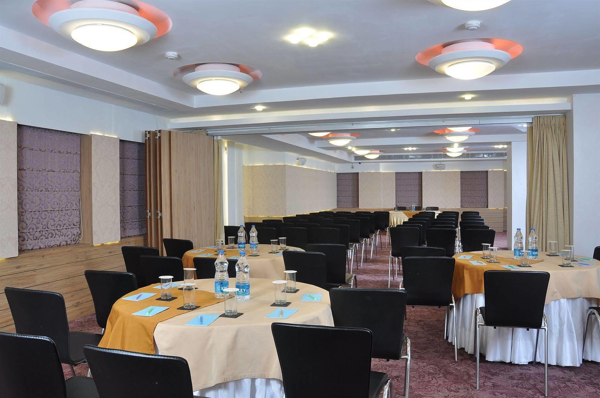 Hotel Niharika Kalkuta Zewnętrze zdjęcie