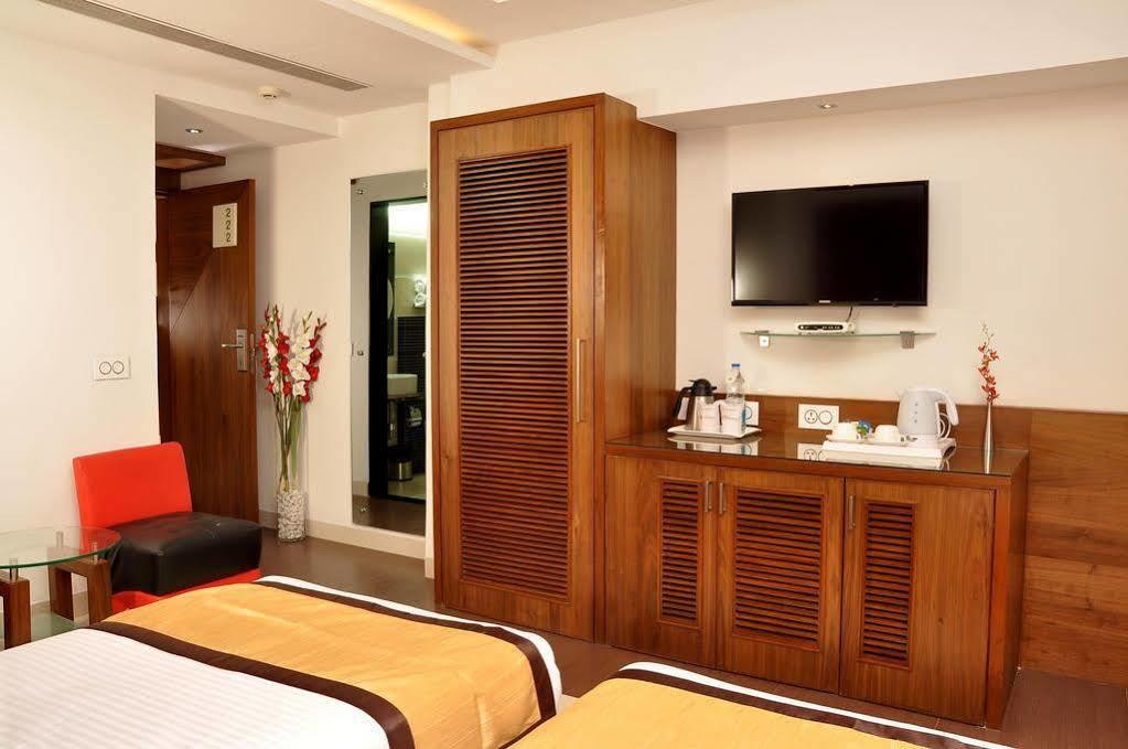 Hotel Niharika Kalkuta Zewnętrze zdjęcie
